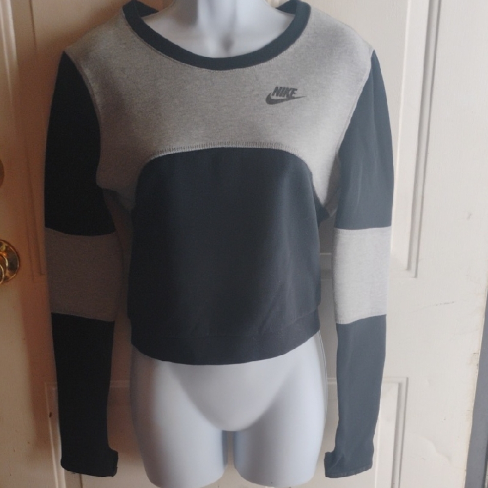 Nike Two-Tone Black and Gray Crop Top